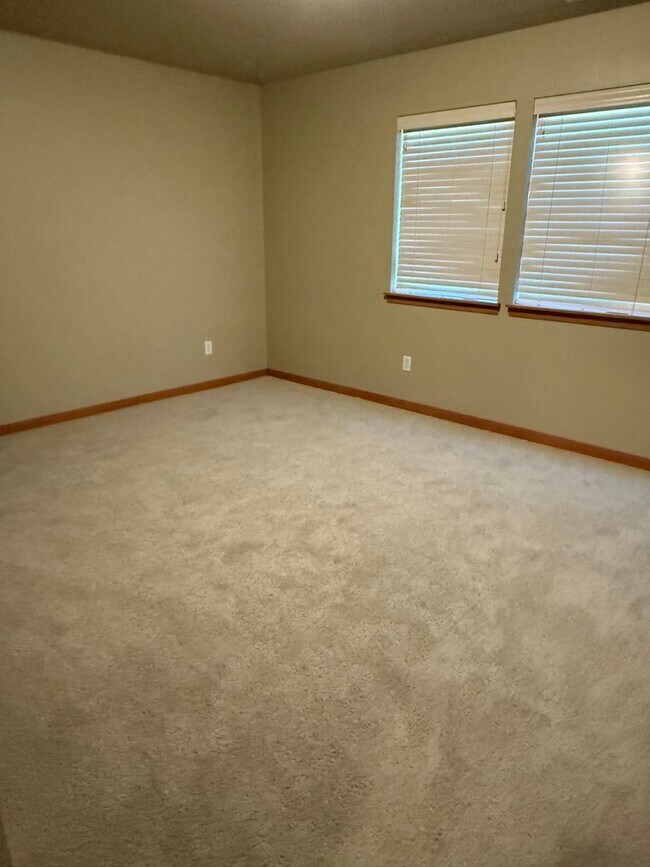 Building Photo - Beautifully Refurbished and updated Townhome style Home in Southeast Portland