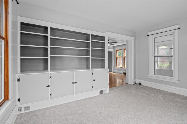 Building Photo - 145 Maple St