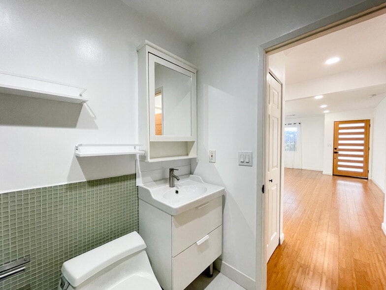 Building Photo - 958 Camulos St