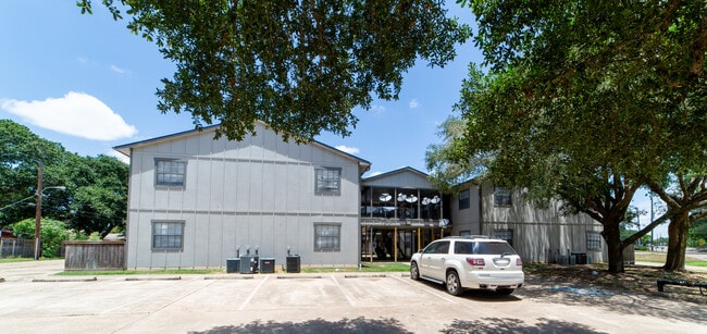 Building Photo - Whispering Oaks Apartment Homes Sealy