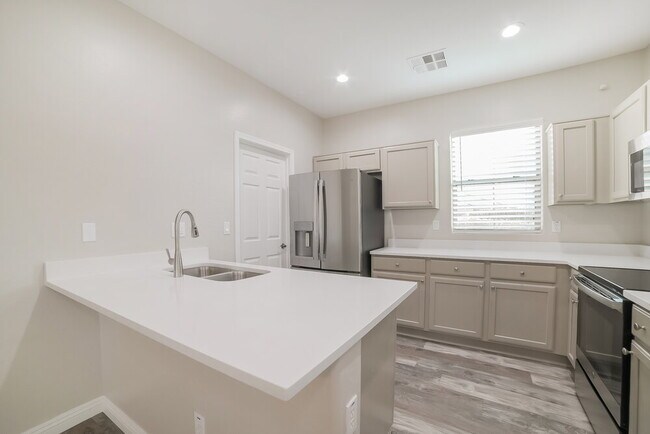 Building Photo - 10240 W Chipman Rd