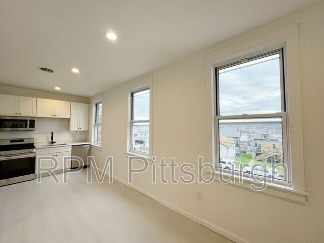 Building Photo - 2019 E Beckert Ave