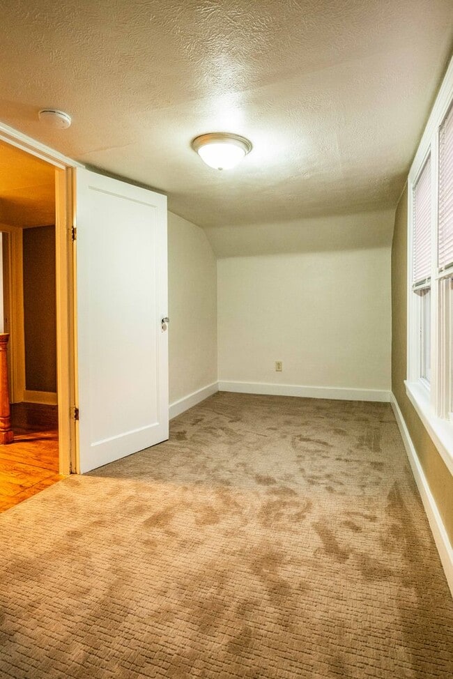 Building Photo - SCORE 1ST MONTH'S RENT FREE IF SIGNED BY FEB 6! Gorgeous 3 bedroom home in Scott Township availab...