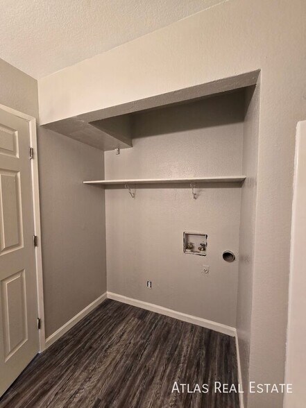 Building Photo - 465 W Ivyglen St