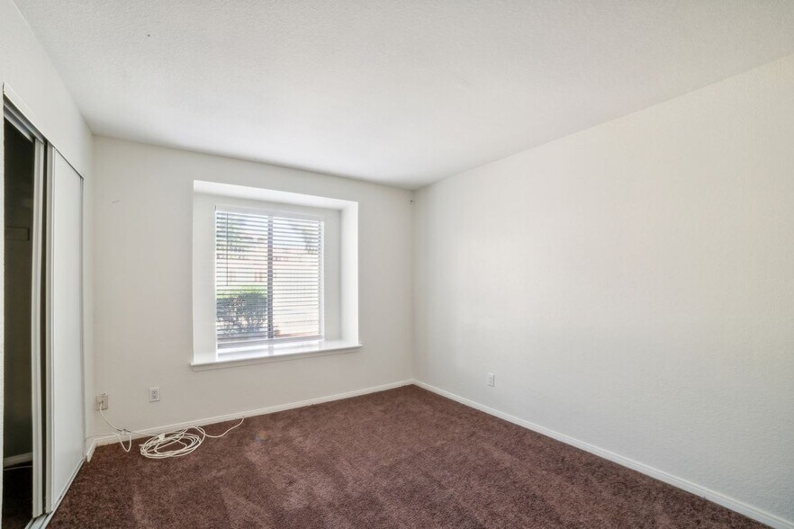 Building Photo - 7200 W Pirates Cove Rd