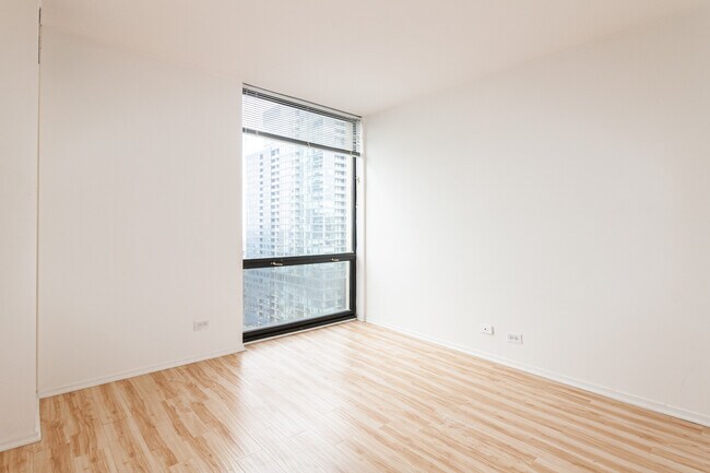 Building Photo - 1120 N La Salle Dr