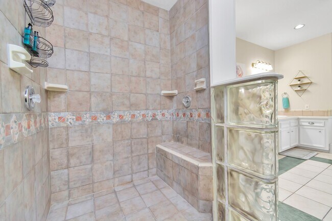 Building Photo - 1730 Lakeshore Dr