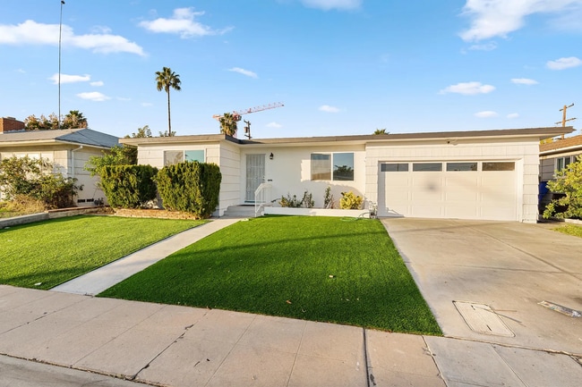 Building Photo - Bathrooms on bathrooms!