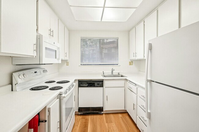 Building Photo - 999 Evelyn Terrace W