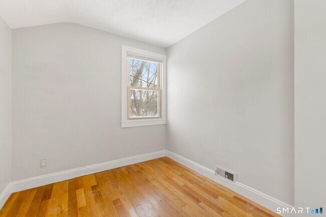 Building Photo - 3 New Hampshire Dr