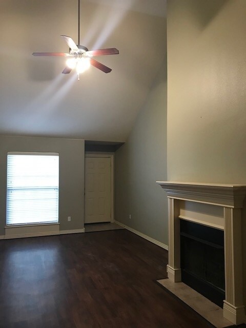 Building Photo - 884 Oakwood Ct
