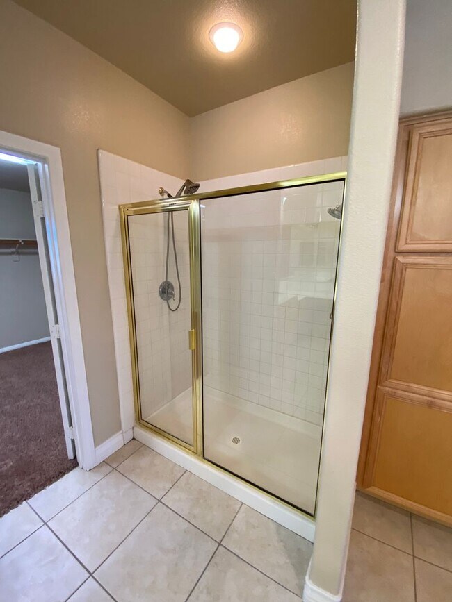 Building Photo - Beautiful 5 bed/3 bath home located in Hen...