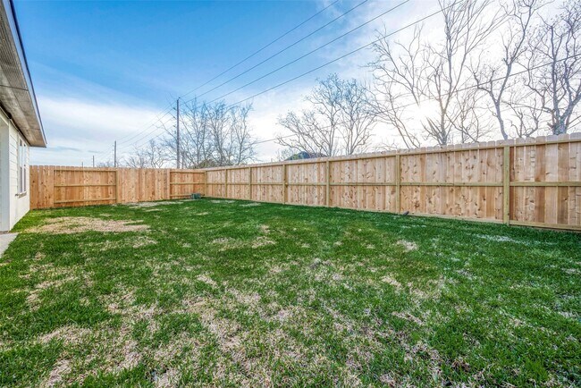 Building Photo - 4906 Edgewood Dr