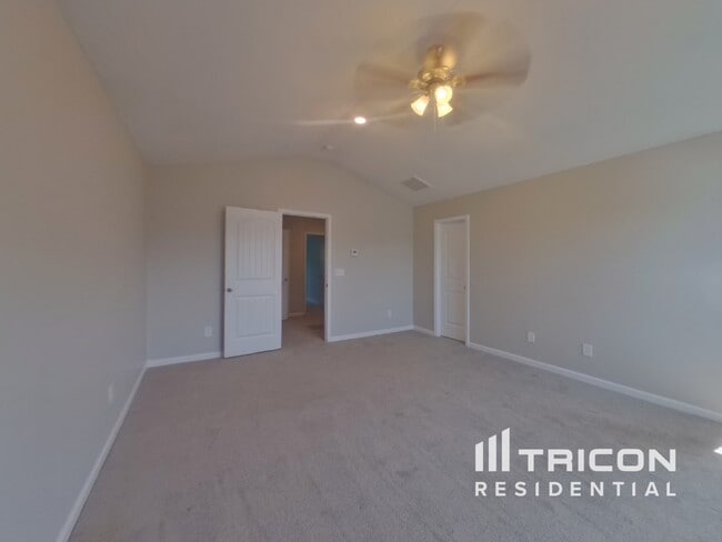 Building Photo - 165 Trailwood Ct