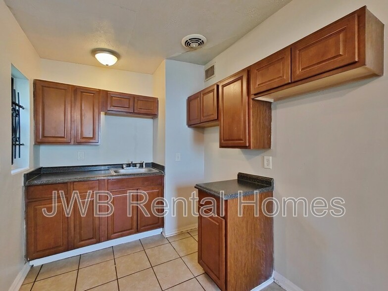 Building Photo - 3515 Japonica Rd N