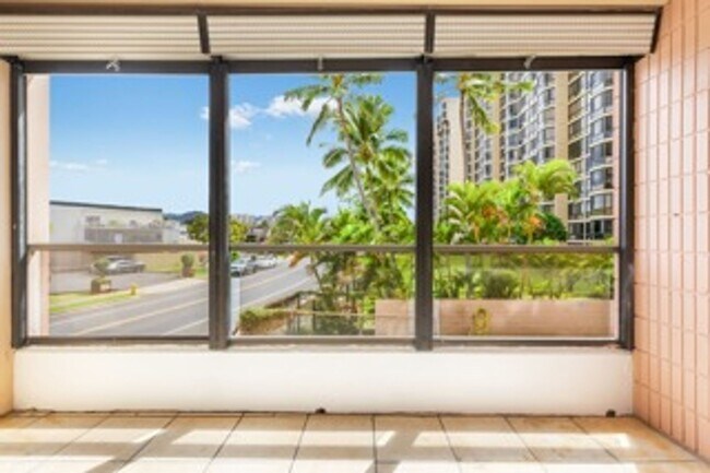 Building Photo - Move-In Ready Salt Lake Condo – Freshly Up...