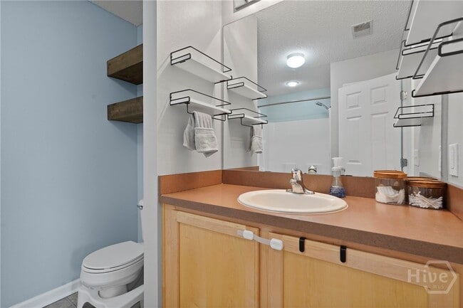 Building Photo - 25 Evergreen Oak Dr