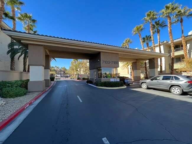 Building Photo - GUARD GATED CONDO W/ GARAGE