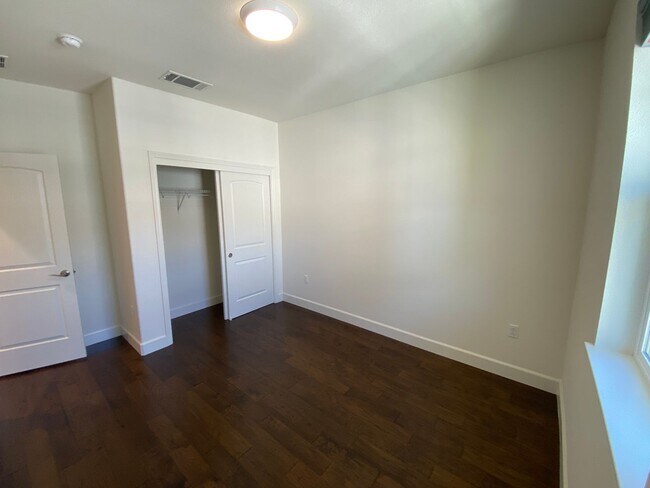 Building Photo - SUNNYVALE - executive townhome with amazin...