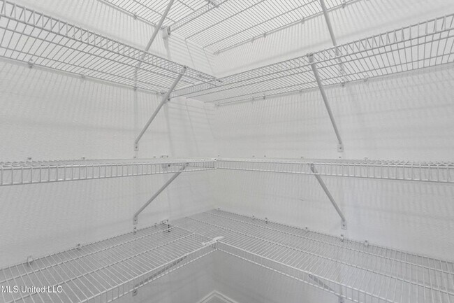 Building Photo - 3 Bed / 2 Bath Home – Modern Finishes & Convenient Location