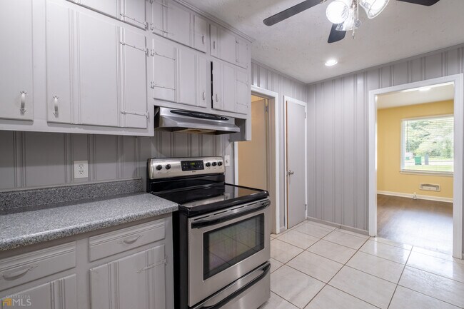 Building Photo - 2926 Gresham Rd S E