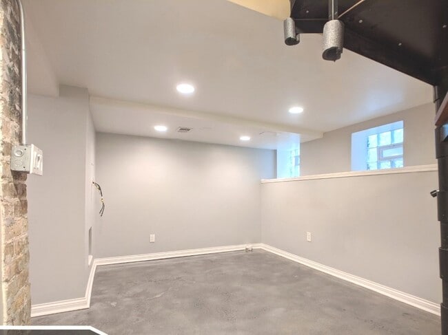 Building Photo - 1222 W Hubbard St