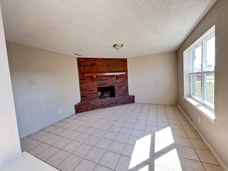Building Photo - 707 S 24th St