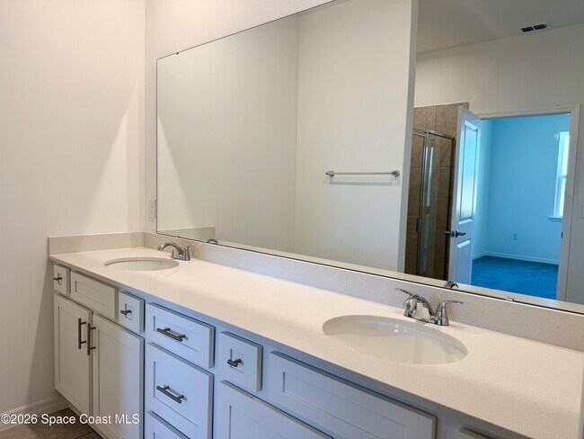 Building Photo - 917 Castleford Ave NE