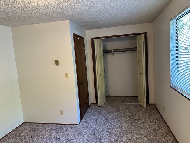 Building Photo - 2 bedroom 1.5 bathroom duplex in quiet Thu...