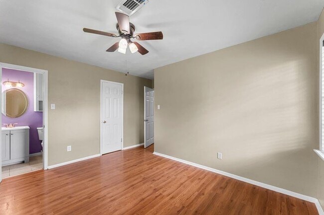 Building Photo - 807 Temple Dr