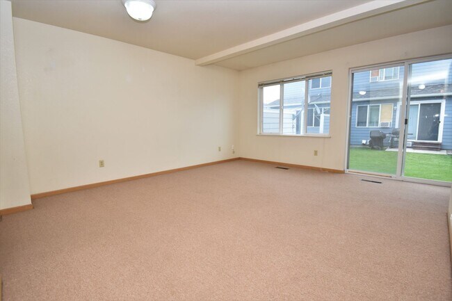 Building Photo - Townhouse-style unit! 2 Bedrooms, 1.5 Bath...