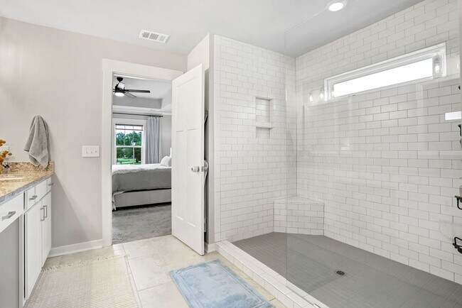 Building Photo - Spacious 4 bedroom 3 bath home with loft