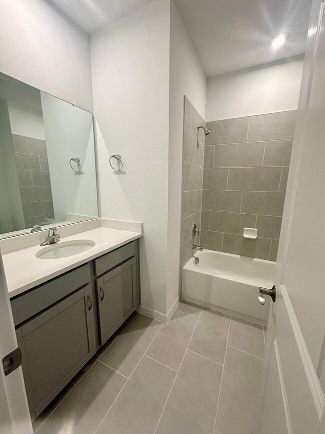 Building Photo - Looking for clean and responsible roommate