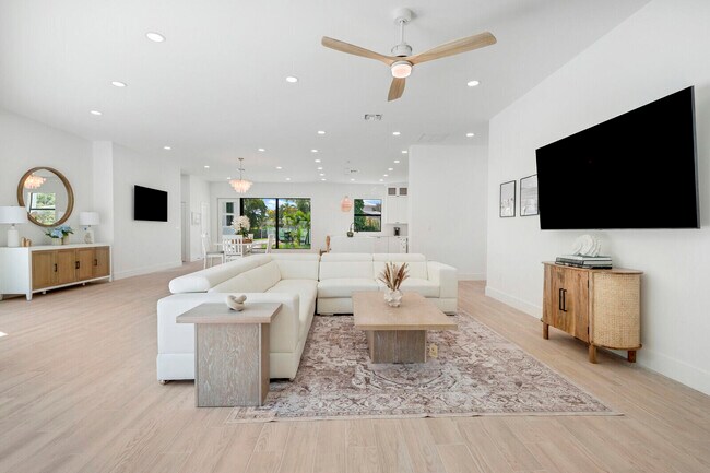 Building Photo - 1248 N Harbor Dr