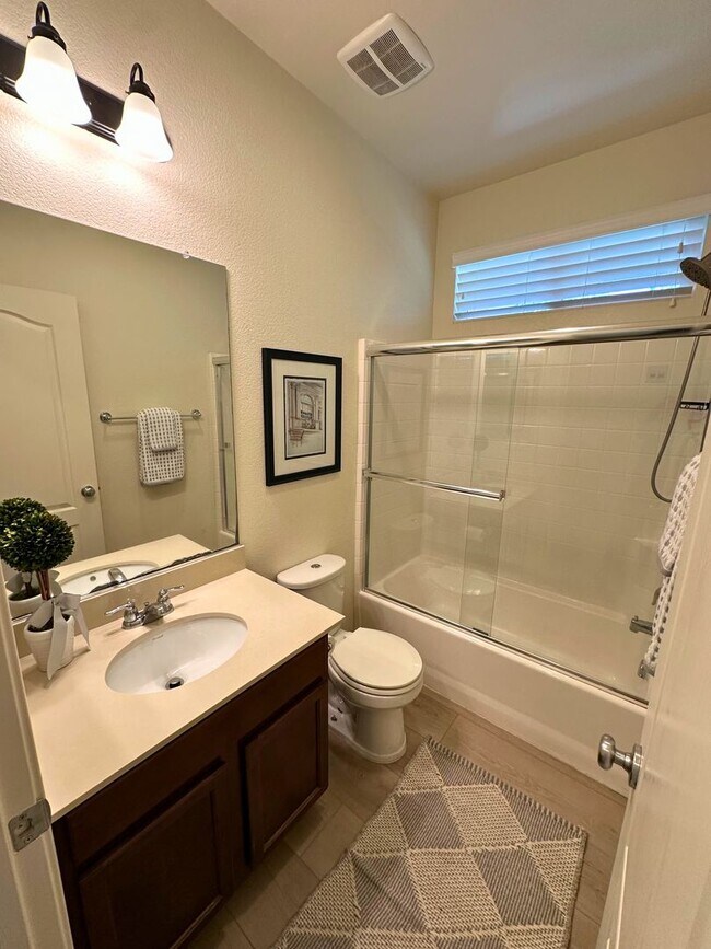 Building Photo - Stunning 4 Bedroom, 3 Bath Questa Home