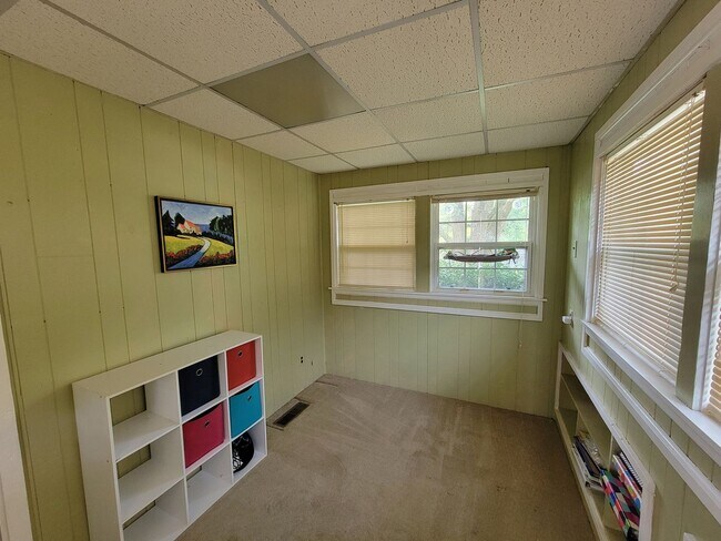 Building Photo - 3 Bedroom 2 Bathroom House