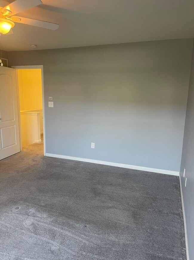 Building Photo - 3 bedroom 2 1/2 bath Townhouse in Bayberry