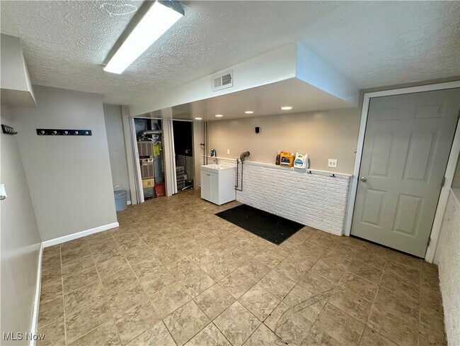 Building Photo - 6192 Jaycox Rd