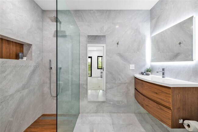 Building Photo - 341 SW 21st Rd