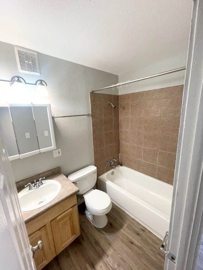 Interior Photo - 421 - 425 E Fountain Pl