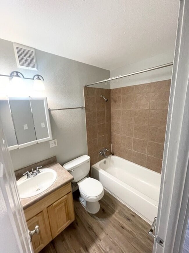 Building Photo - 425 E Fountain Pl