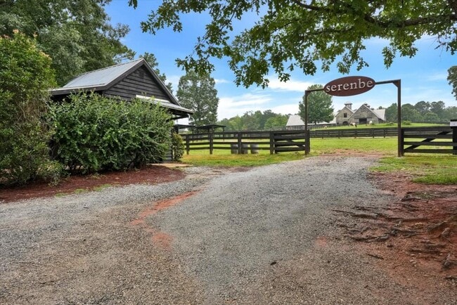 Building Photo - 10671 Serenbe Ln