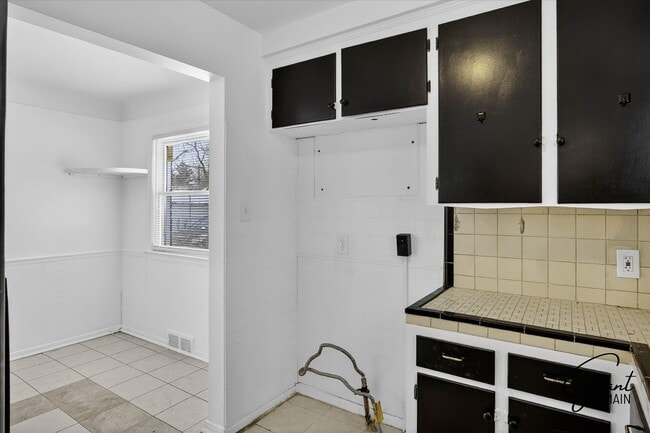 Building Photo - $1300 3 bedrooms