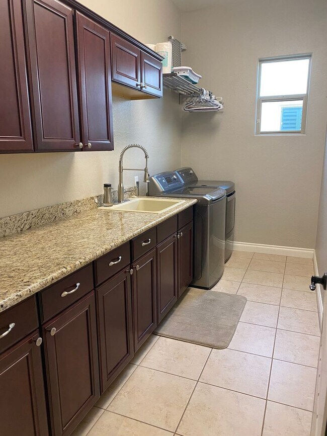 Building Photo - Coming Soon: Gorgeous 5bed/4 bath with Ove...