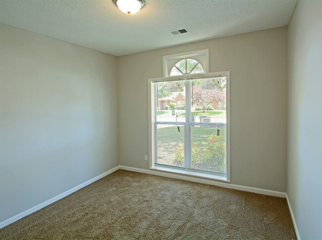 Building Photo - 3 Bedroom with BONUS room, 2 bathrooms. Ne...
