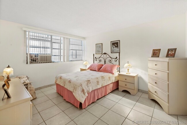 Building Photo - 1333 E Hallandale Beach Blvd
