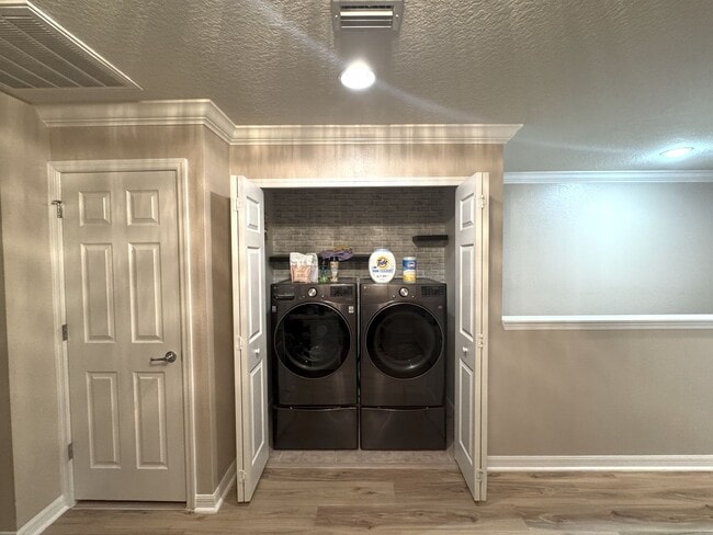 Building Photo - Updated Townhome in Gated Magnolia Park!