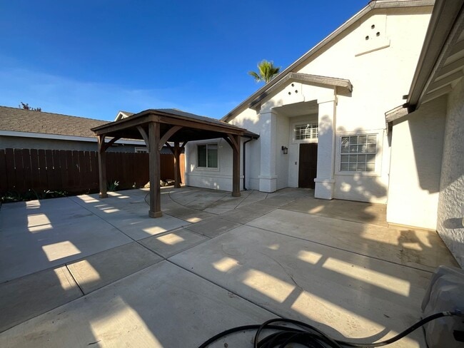 Building Photo - Updated 3 Bedroom 2 Bath Home in Fresno!