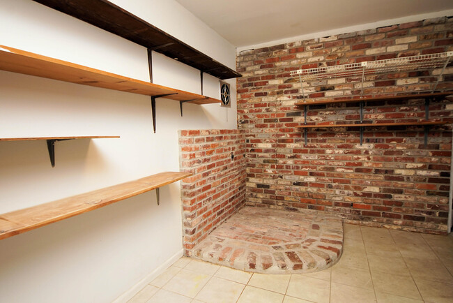 Building Photo - 596 L'Ombre Ct NE