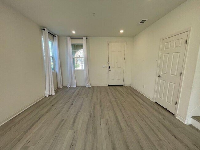 Building Photo - Gorgeous 4 Bed Located in Great Gated Community